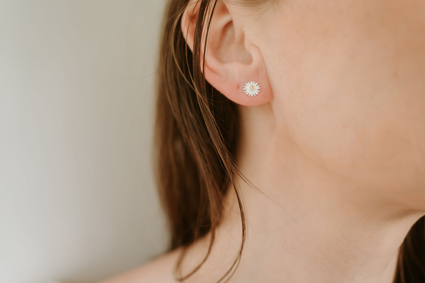 Dainty daisy earrings