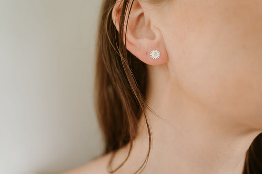 Dainty daisy earrings