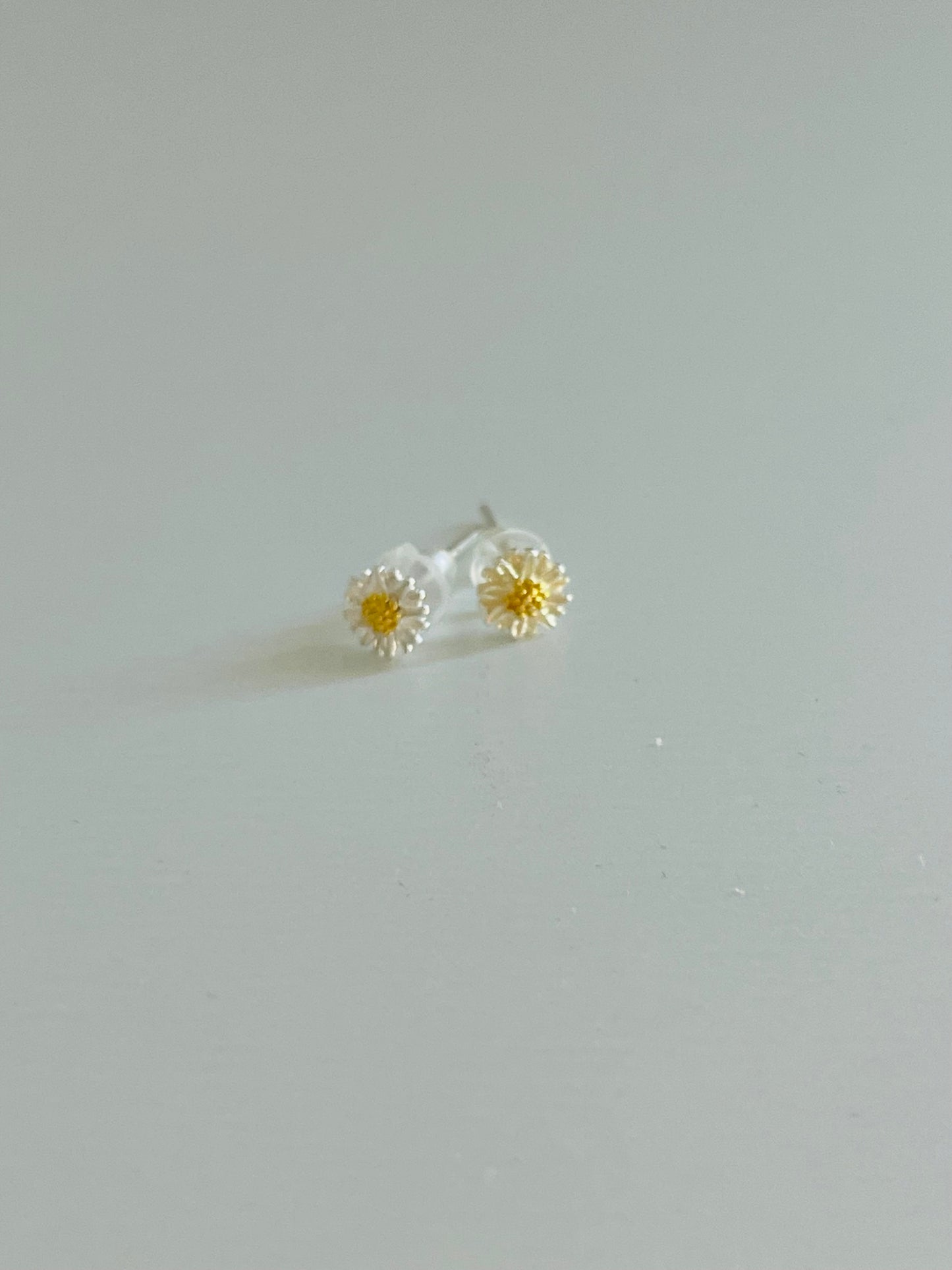 Dainty daisy earrings