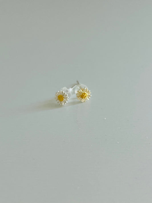 Dainty daisy earrings